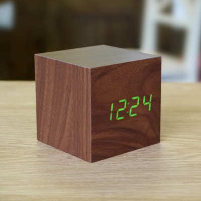 Zelený LED budík Cube Click Clock, ořech, zdroj: bonami.cz